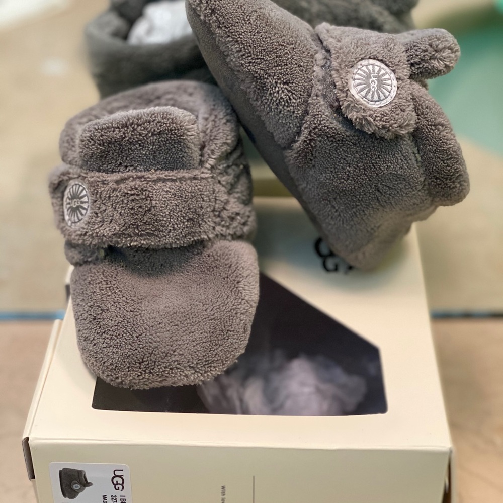 Baby ugg slippers size 4/5 boy or girl warm